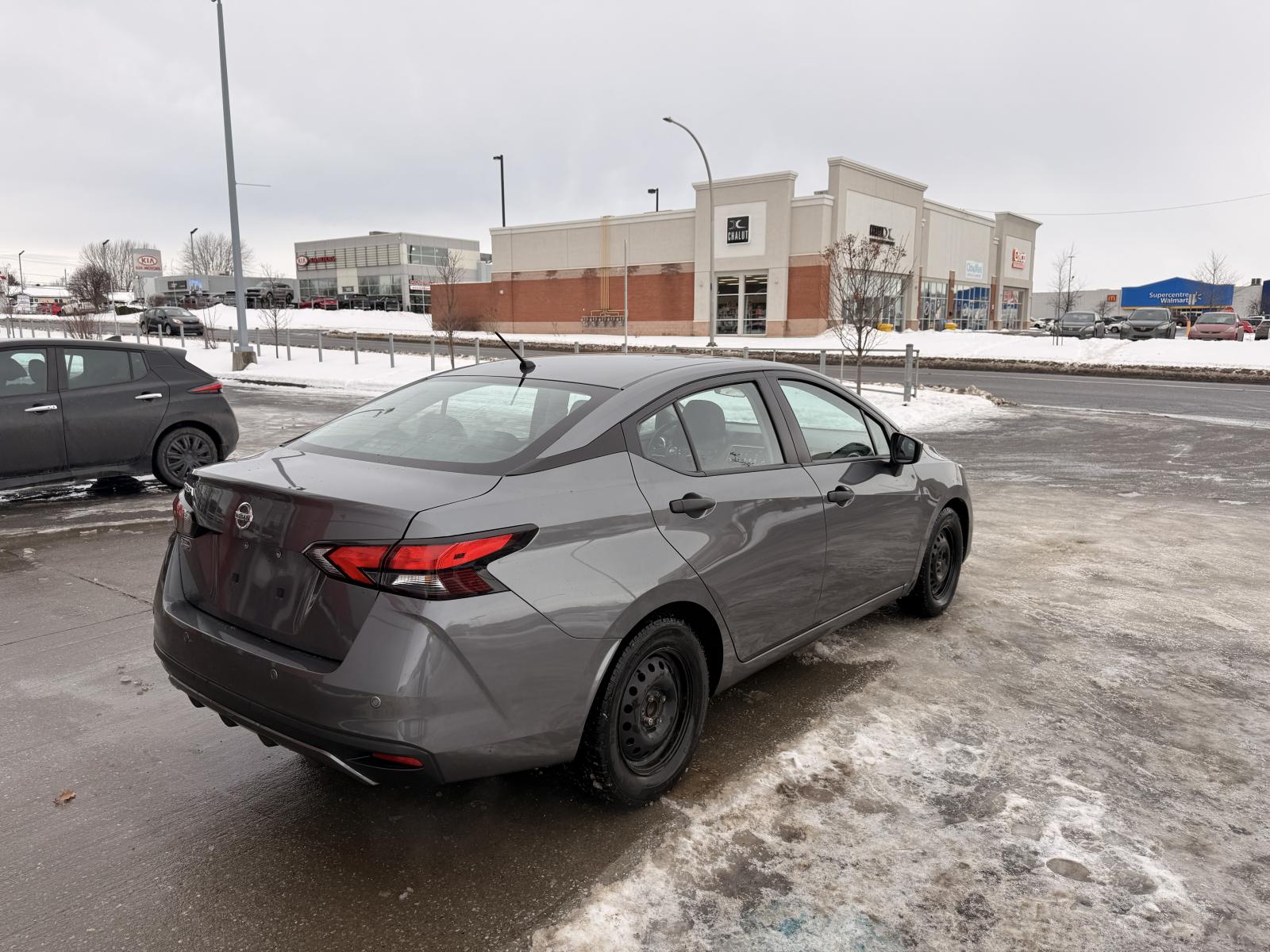 Nissan Versa S 2022 — photo 8