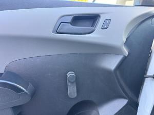Miniature 10 Chevrolet Sonic LS 2016