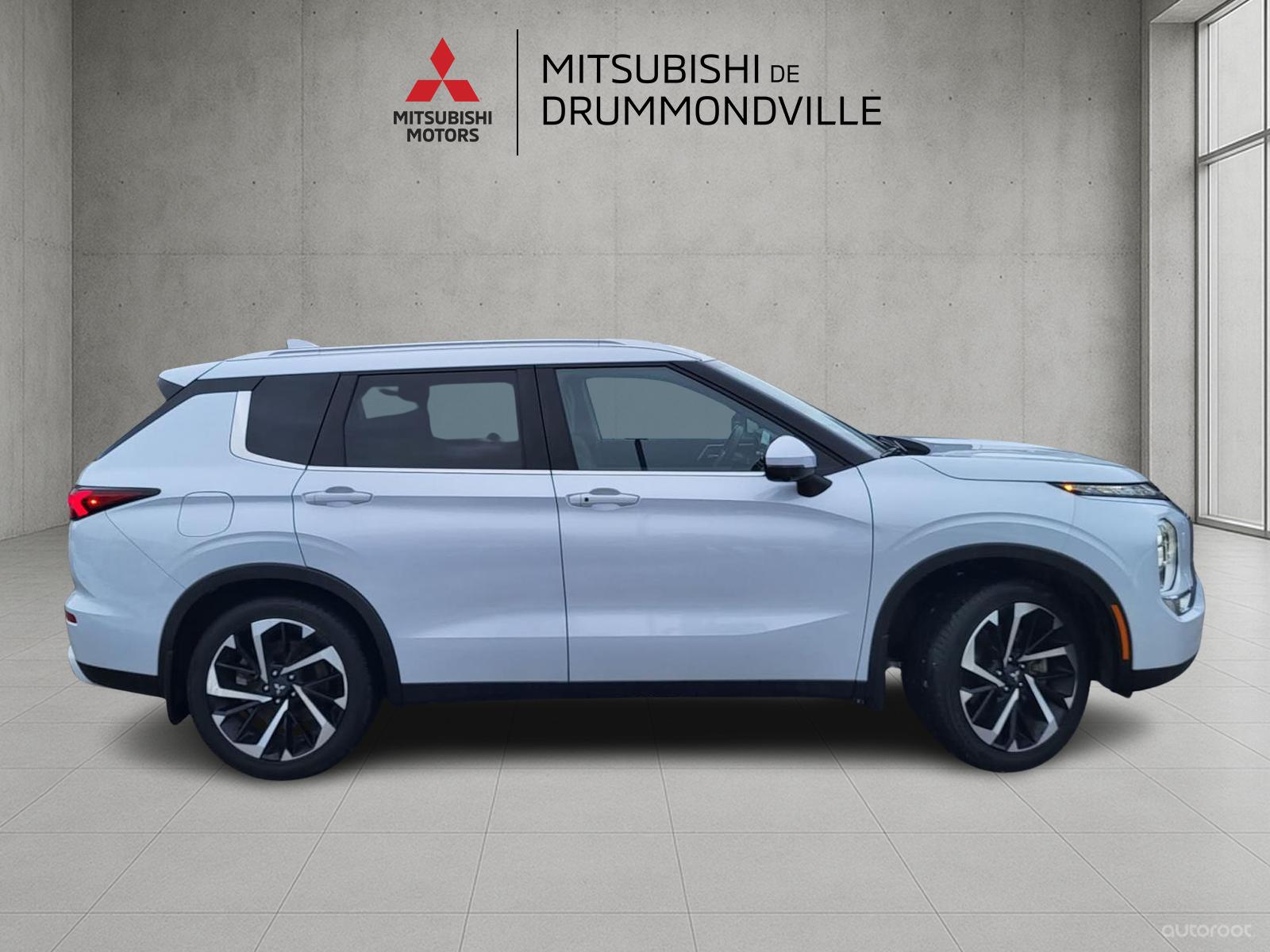 Image 2 Mitsubishi Outlander SEL 2024