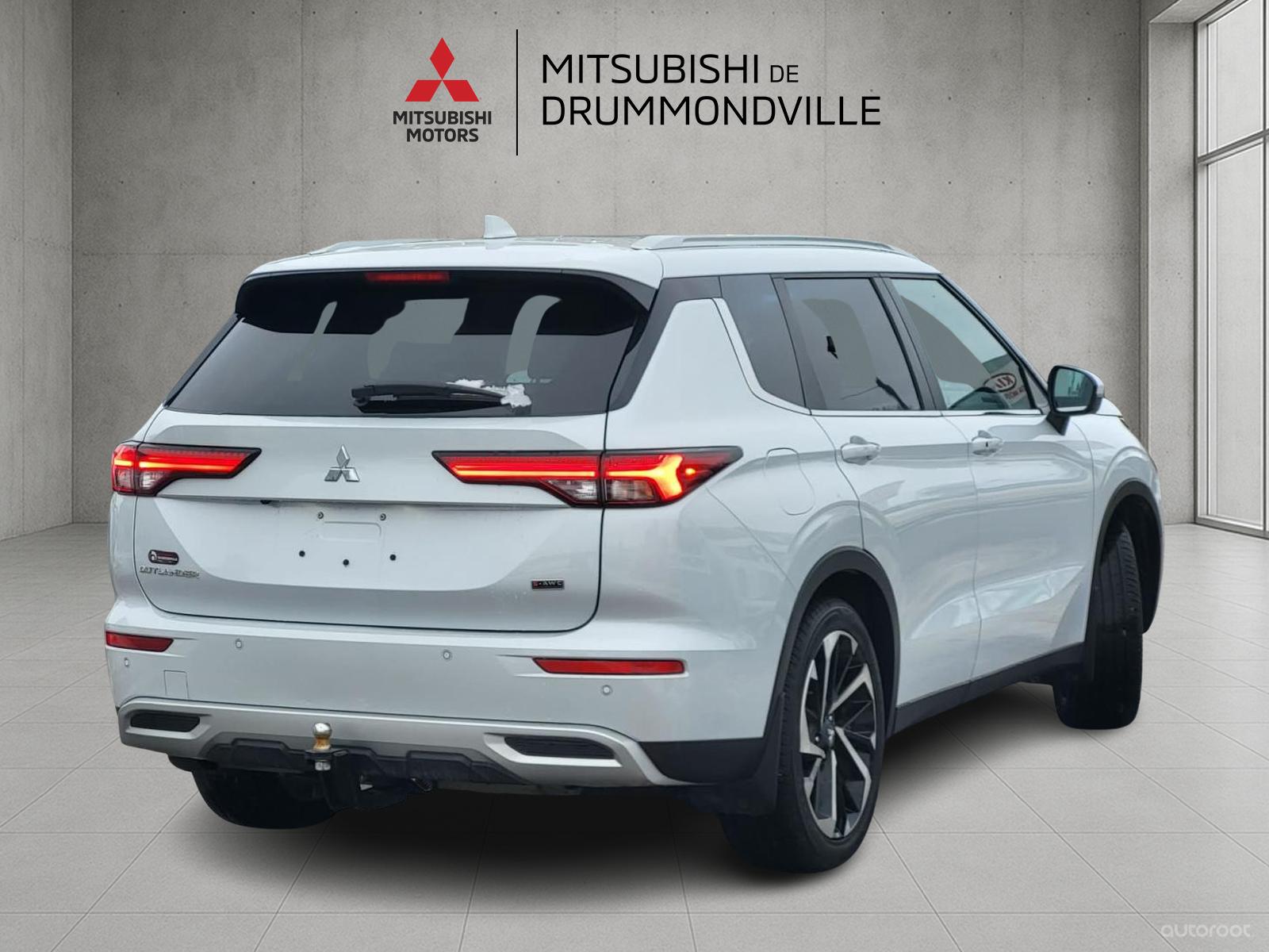 Image 3 Mitsubishi Outlander SEL 2024
