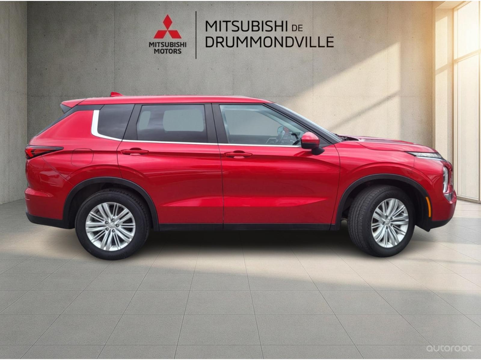 Mitsubishi Outlander ES 2023 — photo 2