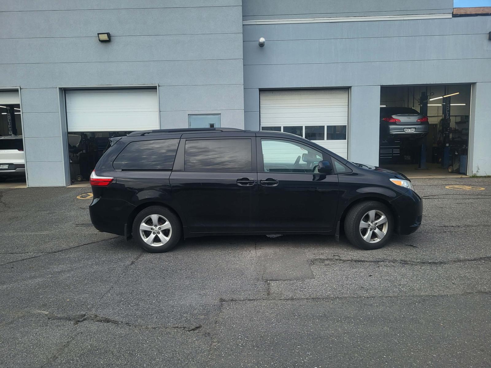 Toyota Sienna LE 2015 — photo 2