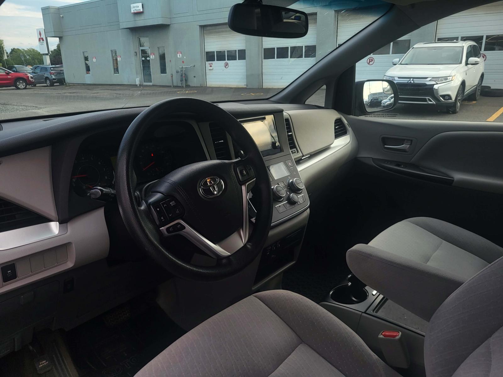 Toyota Sienna LE 2015 — photo 6