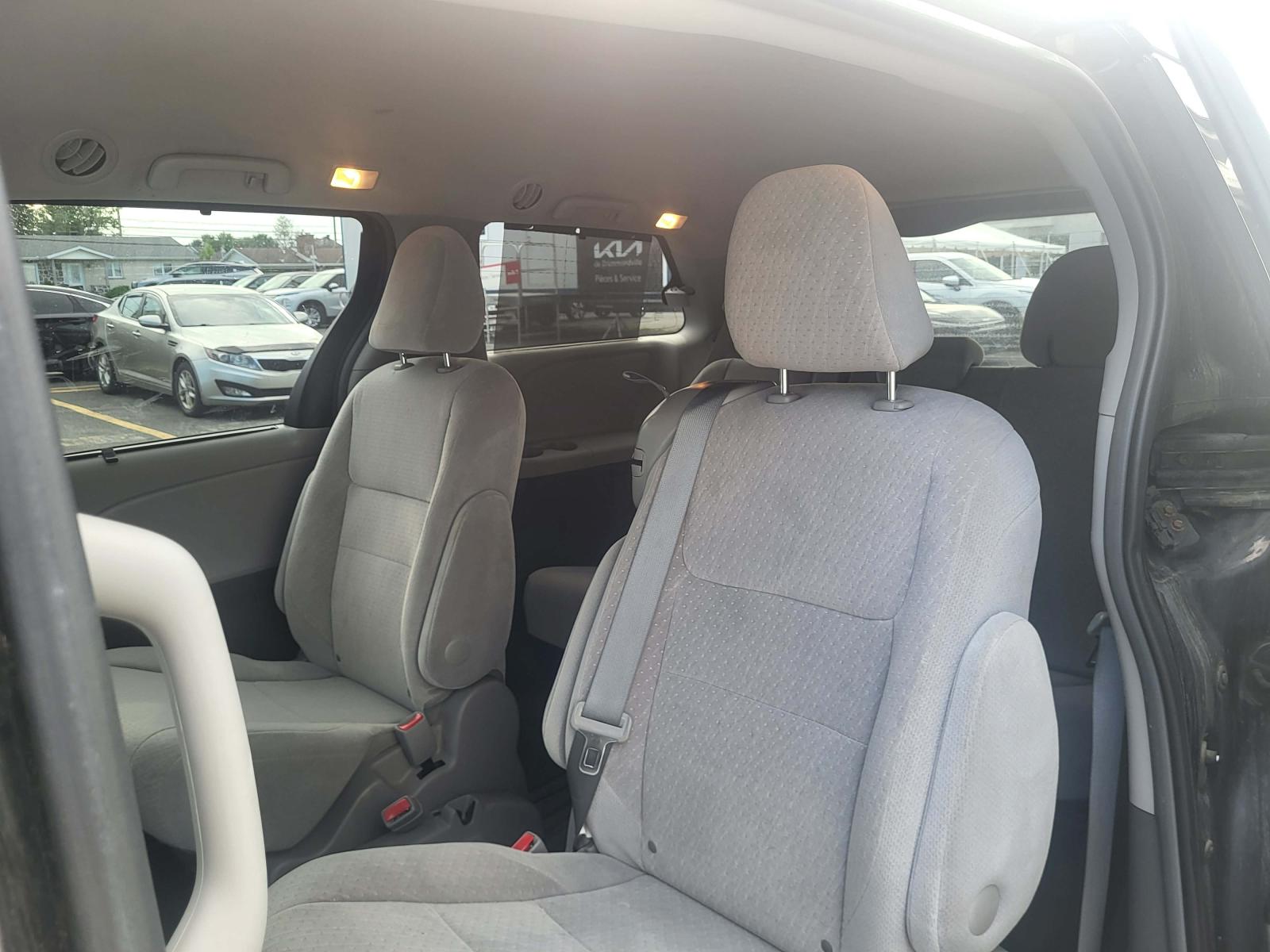 Toyota Sienna LE 2015 — photo 7