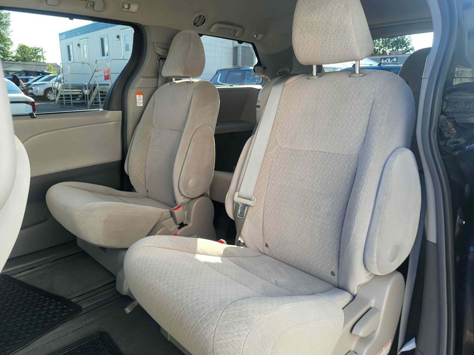 Toyota Sienna LE 2015 — photo 8