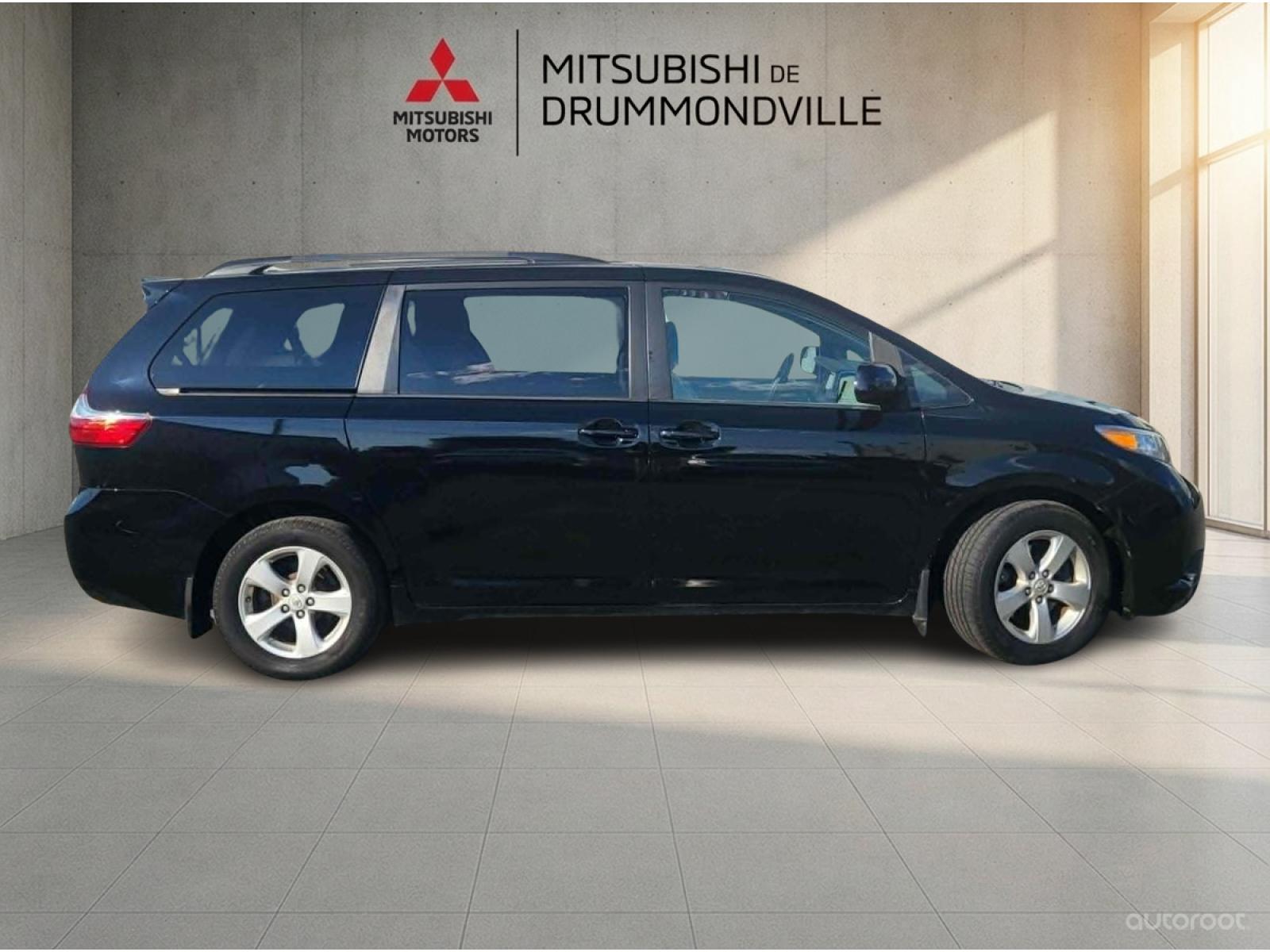 Toyota Sienna LE 2015 — photo 3