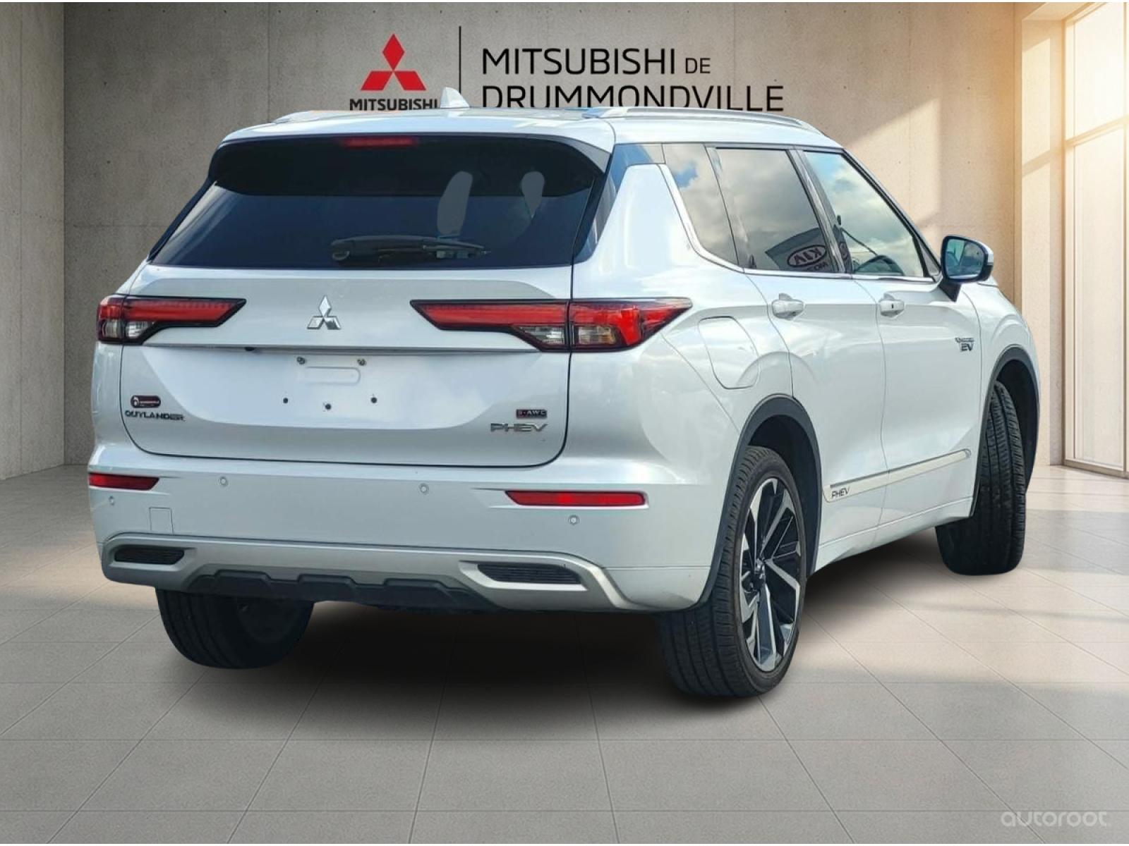 Mitsubishi Outlander PHEV GT 2023 — photo 3