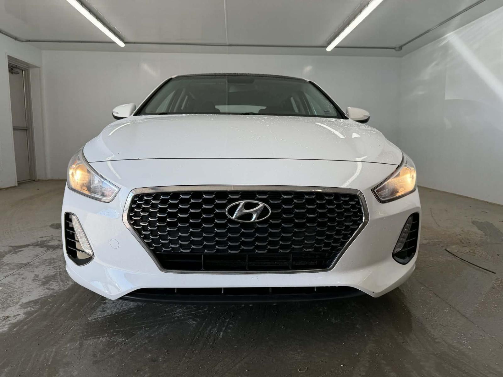 Image 2 Hyundai Elantra GT Luxury 2019