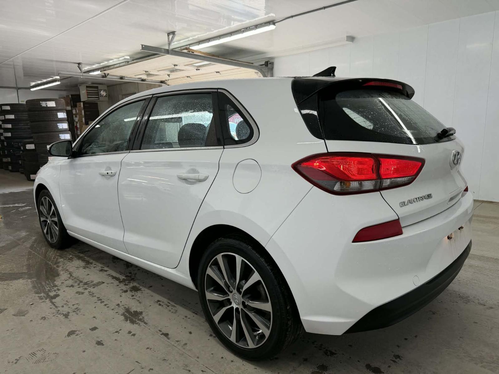 Image 4 Hyundai Elantra GT Luxury 2019