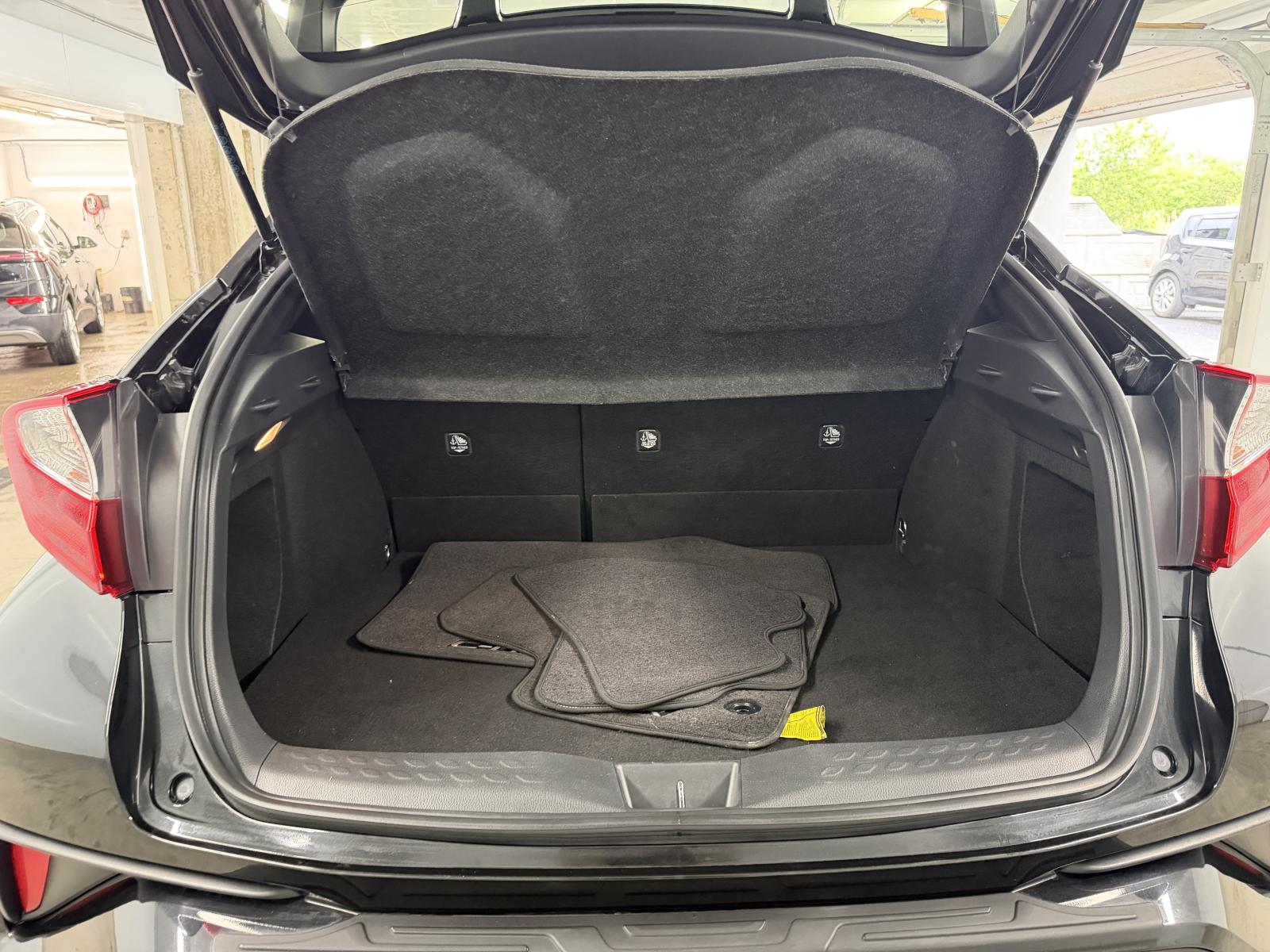 Toyota C-HR XLE 2019 — photo 7