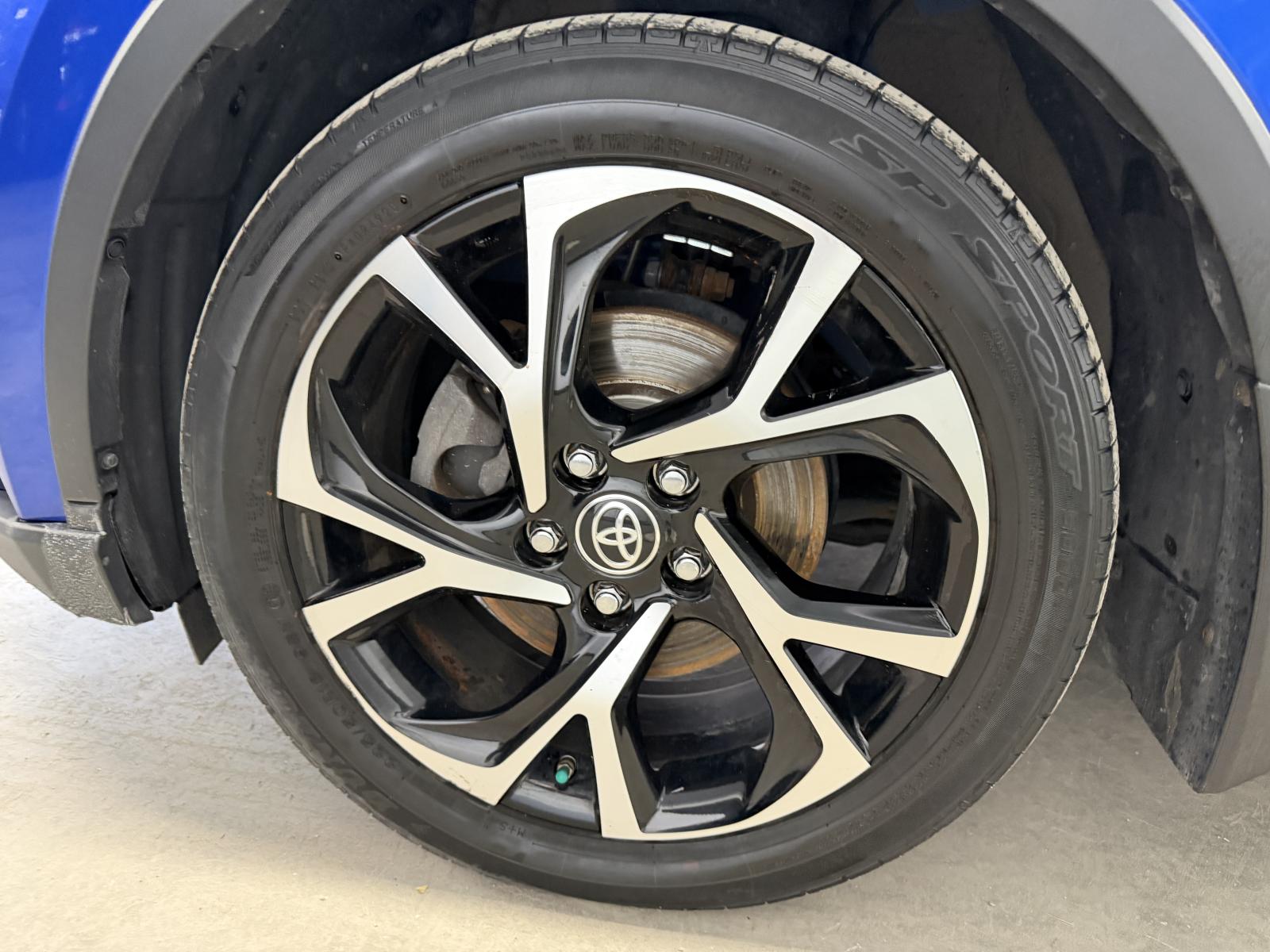 Toyota C-HR XLE Premium 2021 — photo 8