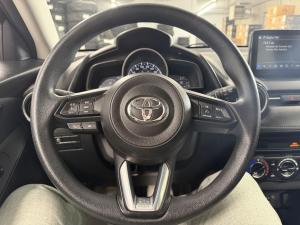 Miniature 18 Toyota Yaris Base 2020