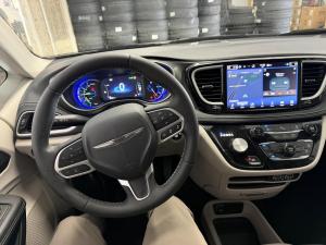 Miniature 19 Chrysler Pacifica Select PHEV 2024