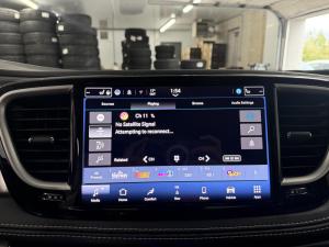 Miniature 19 Chrysler Pacifica Select PHEV 2024