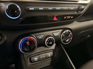 Miniature 19 Hyundai Venue Preferred 2025