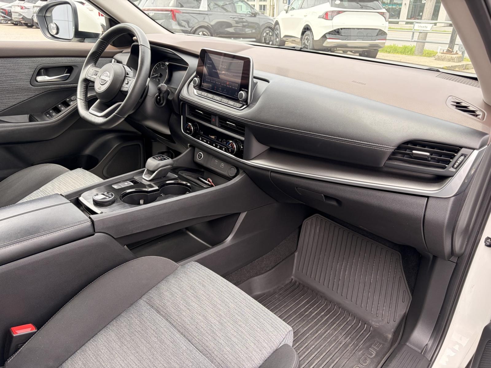 Nissan Rogue SV Moonroof 2023 — photo 8