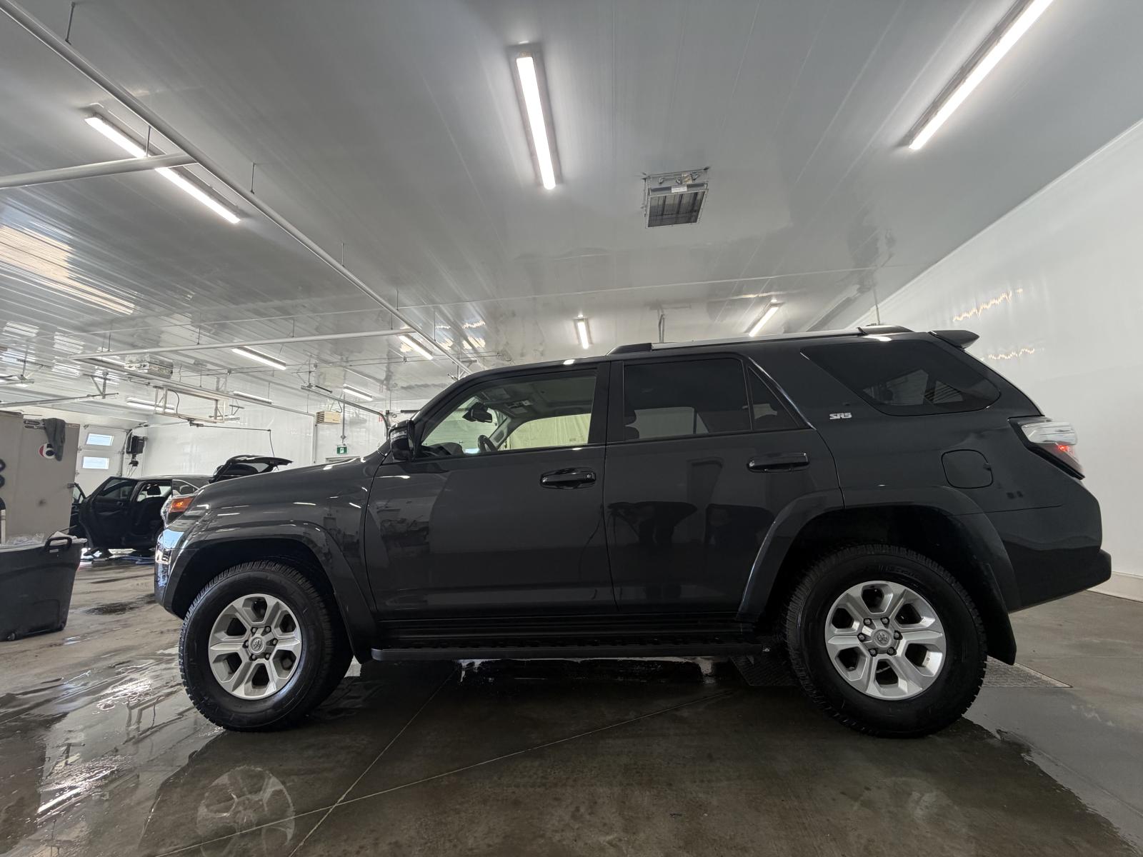 Toyota 4Runner SR5 2024 — photo 2