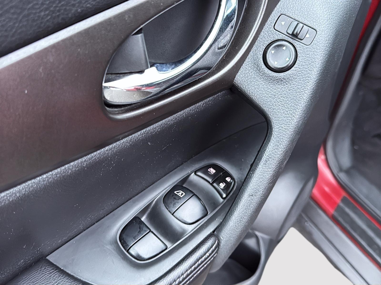 Image 12 Nissan Rogue SV Special Edition 2016