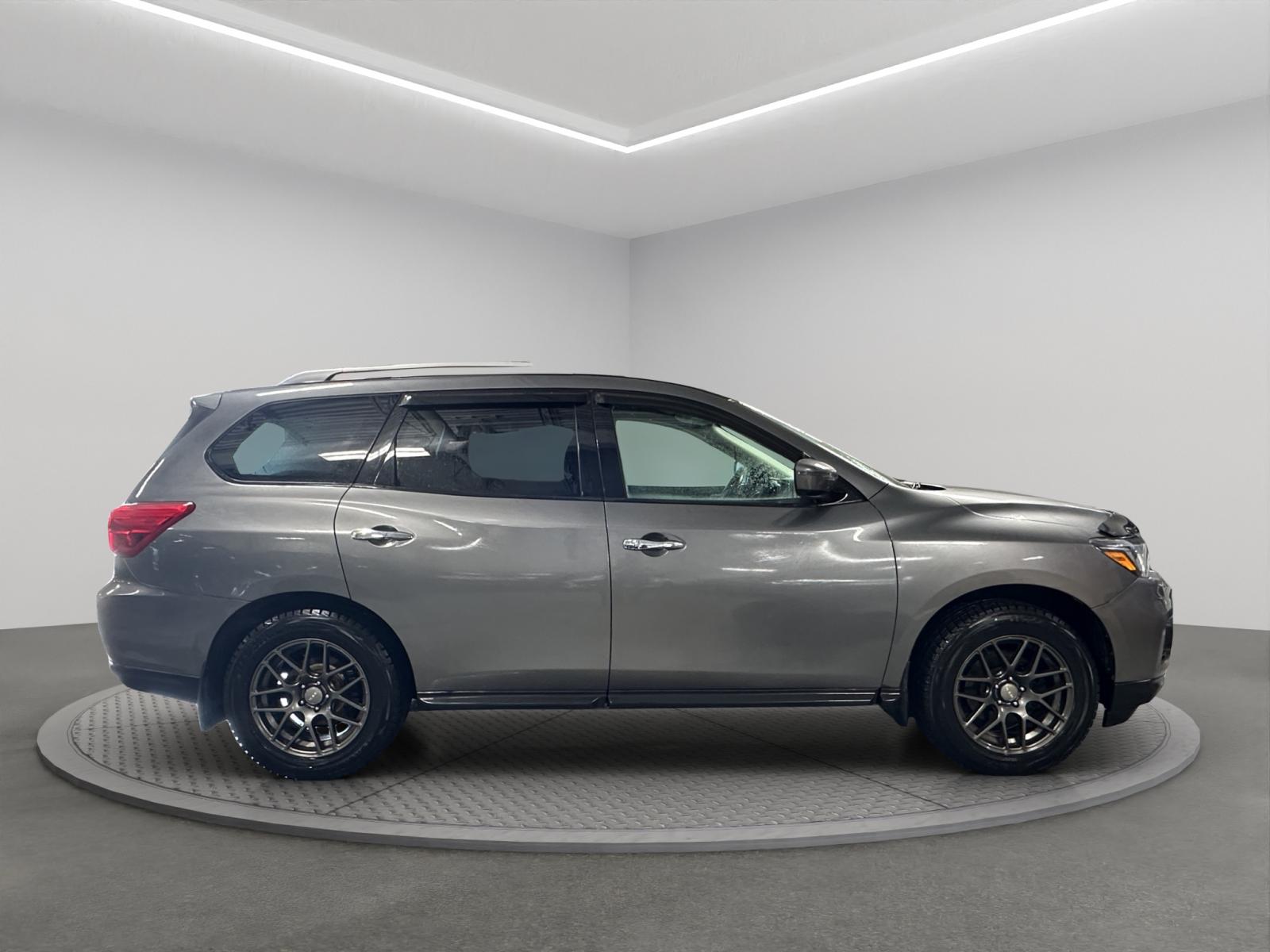 Image 6 Nissan Pathfinder SV 2017