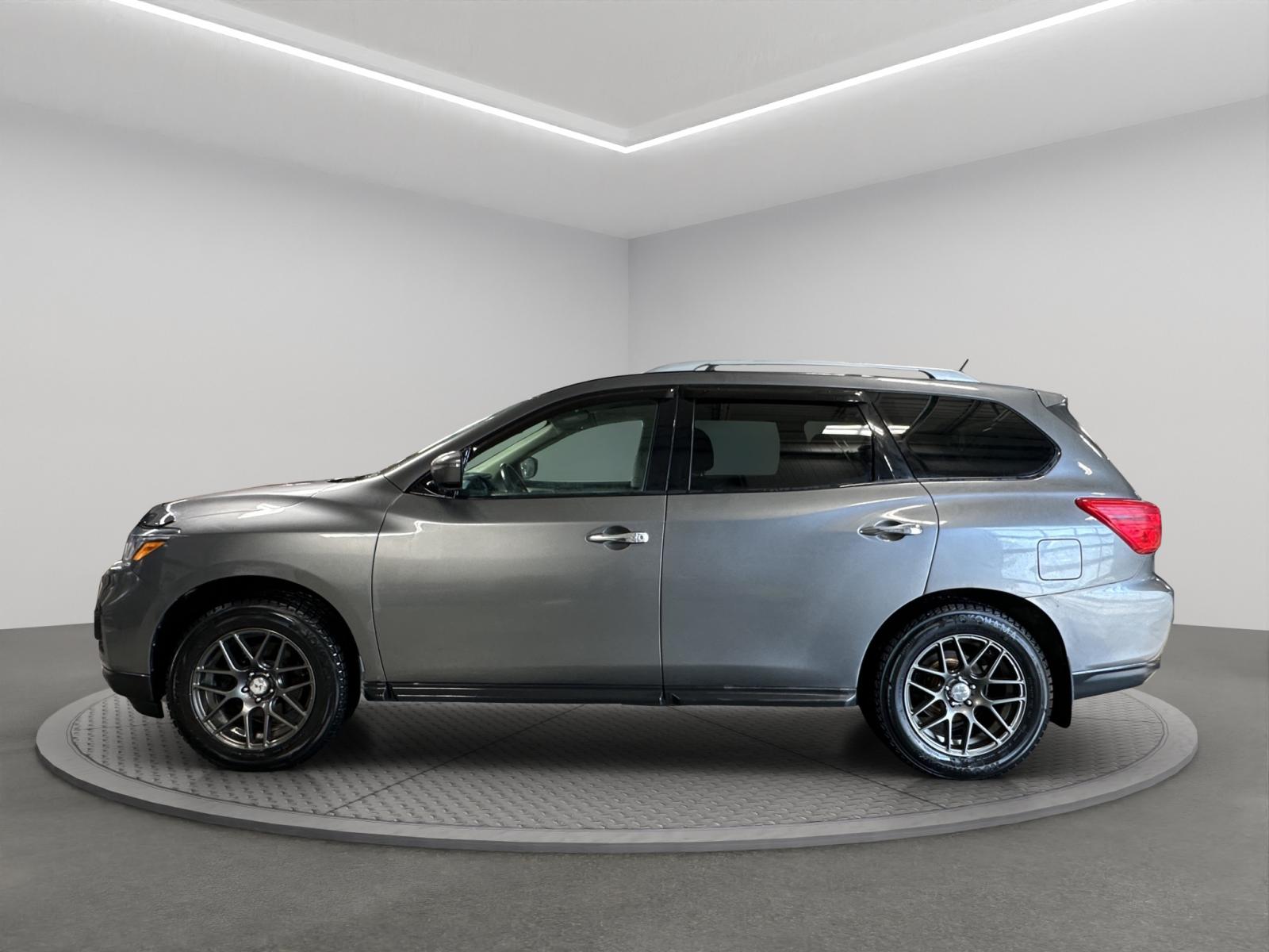 Image 2 Nissan Pathfinder SV 2017