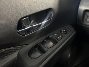 Miniature 15 Nissan Kicks Play SV 2025
