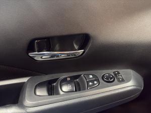 Miniature 13 Nissan Kicks Play SV 2025