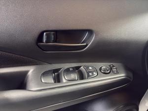 Miniature 13 Nissan Kicks Play S 2025