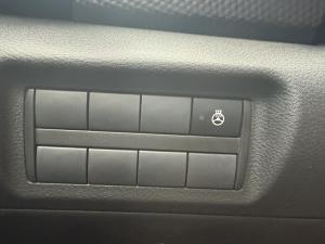 Miniature 16 Nissan Kicks Play SV 2025