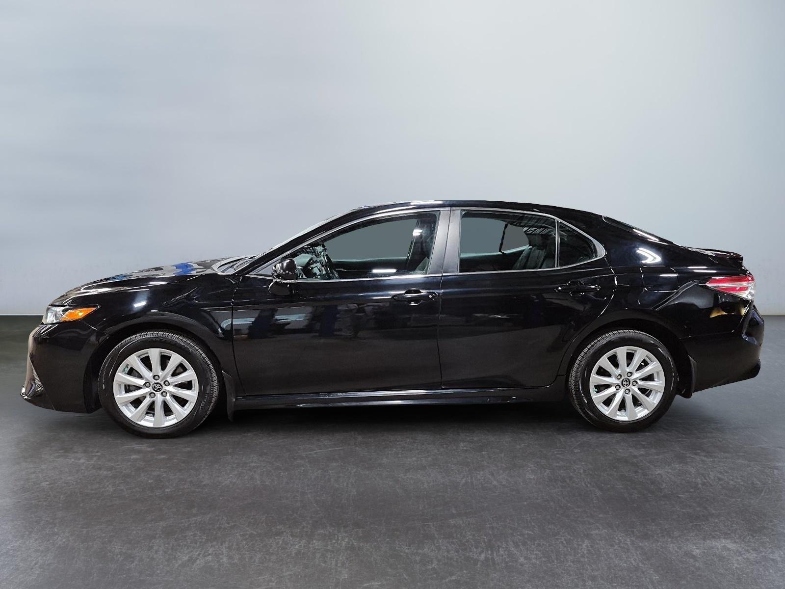 Toyota Camry SE 2019 — photo 8