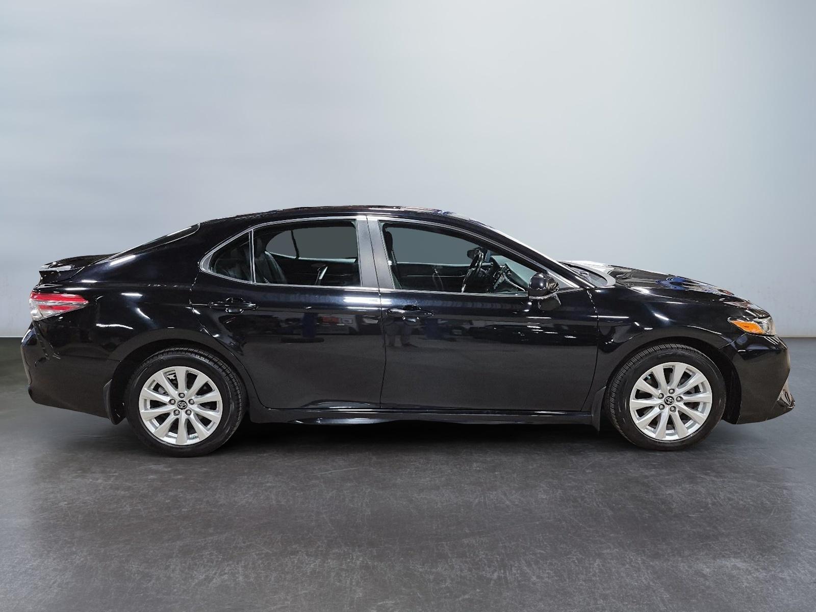 Toyota Camry SE 2019 — photo 4