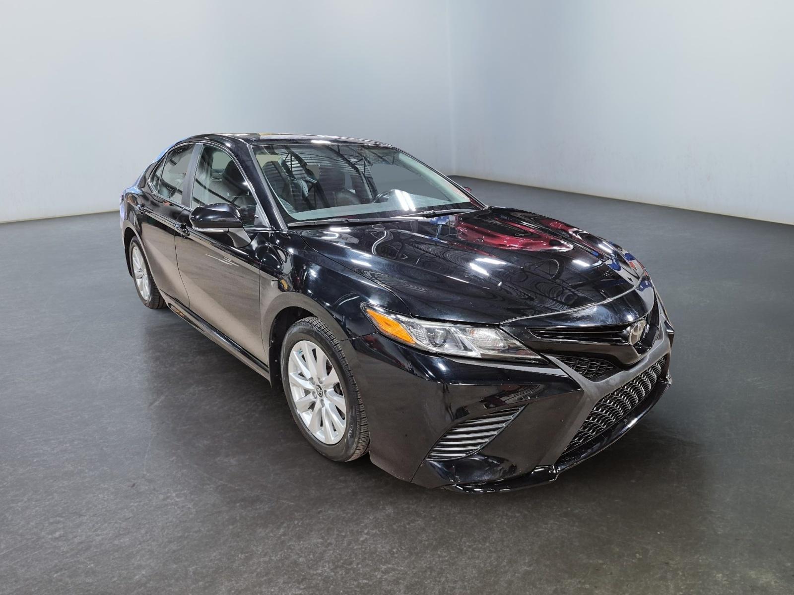 Toyota Camry SE 2019 — photo 3