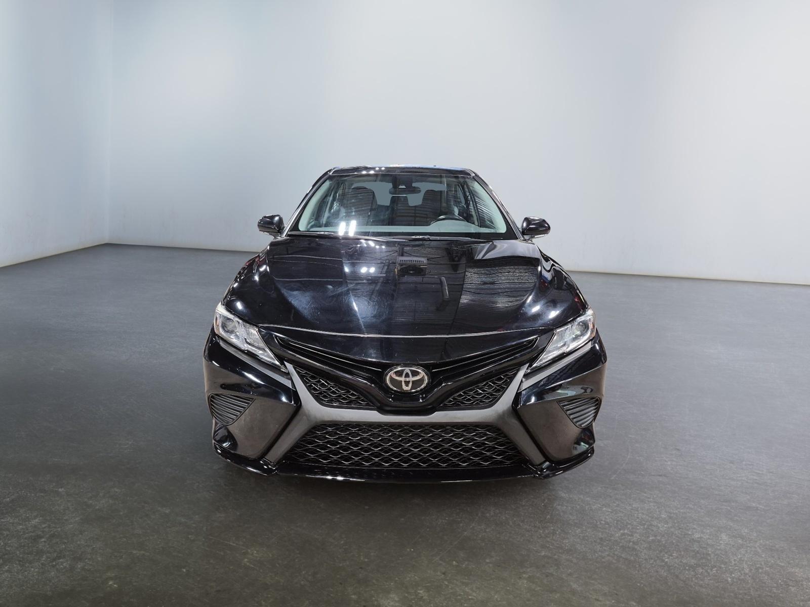 Toyota Camry SE 2019 — photo 2
