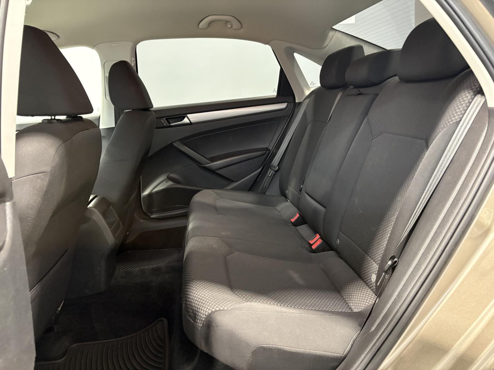 Image 21 Volkswagen Passat Trendline 2015