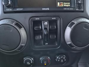Thumbnail 17 Jeep Wrangler Unlimited Sport 2014