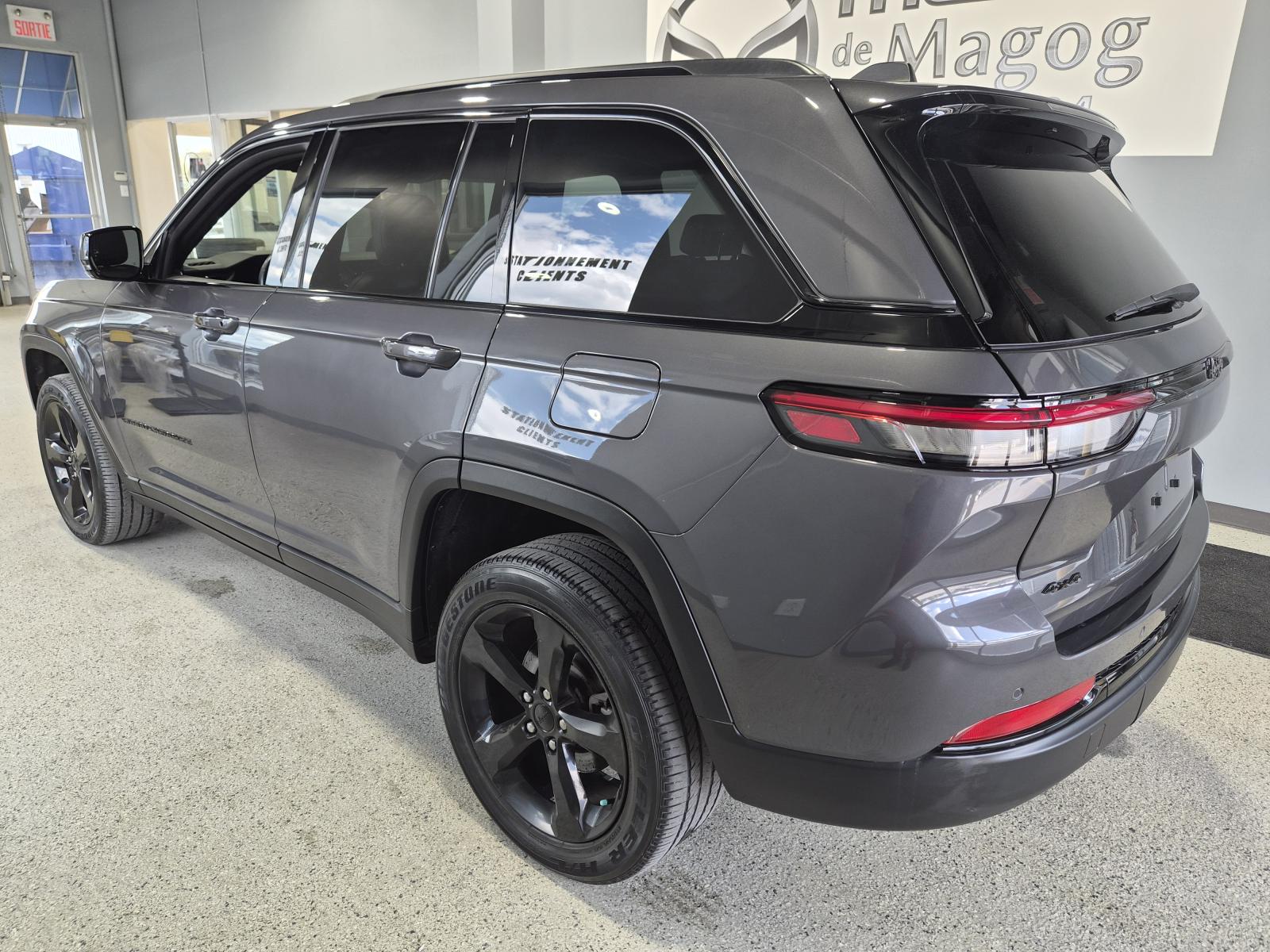 Jeep Grand Cherokee Laredo Altitude 2023 — photo 3