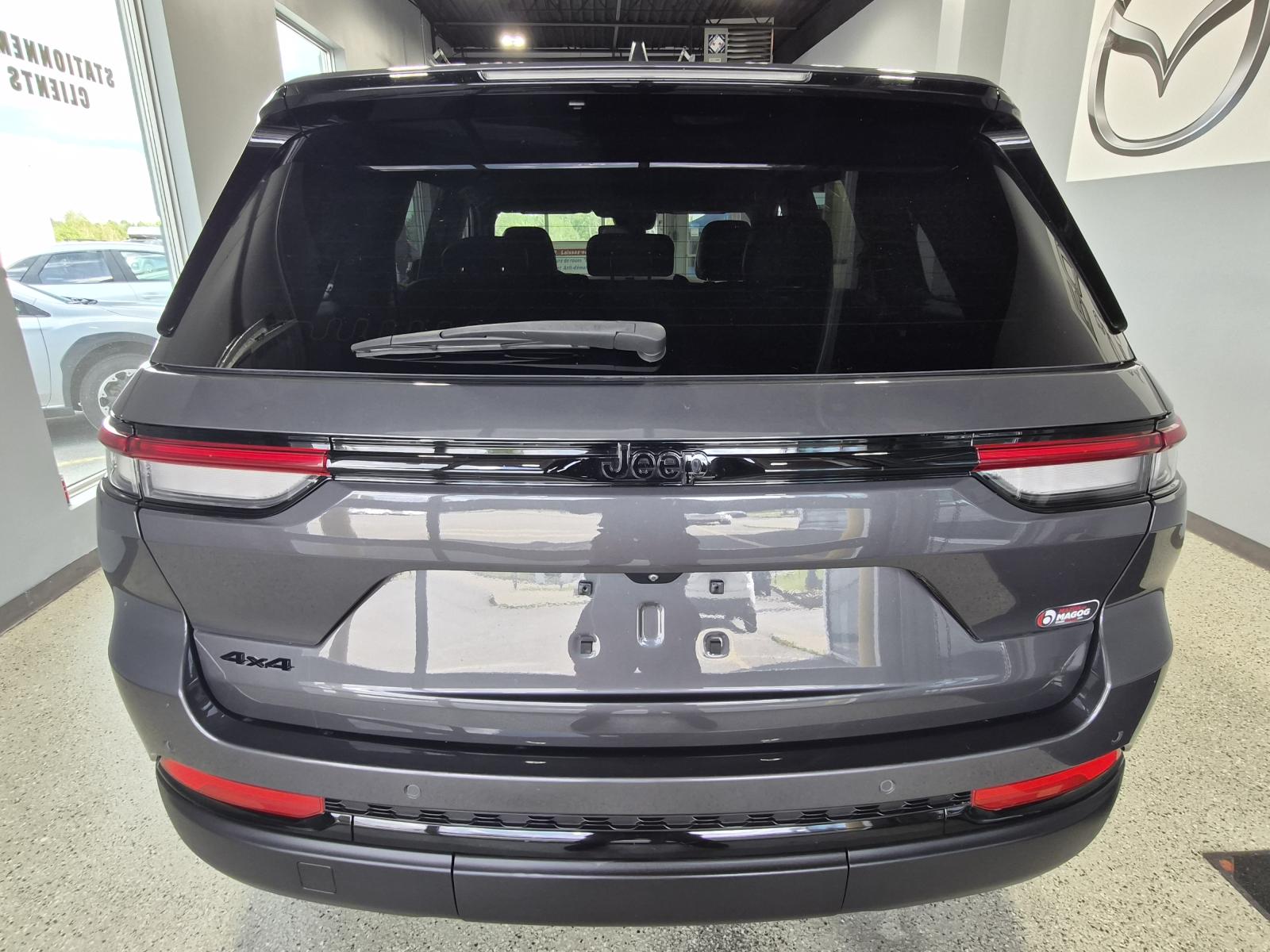 Jeep Grand Cherokee Laredo Altitude 2023 — photo 4