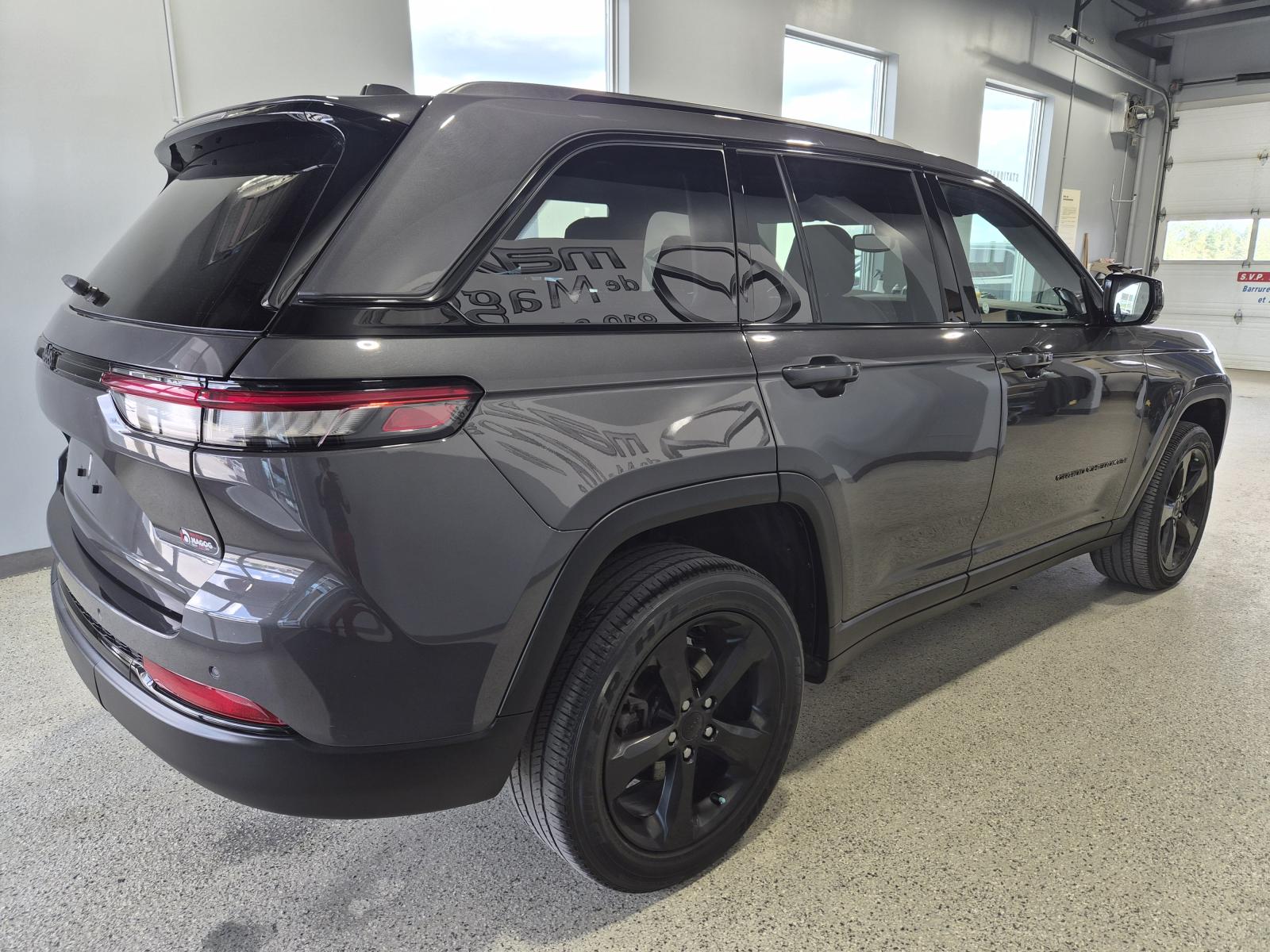 Jeep Grand Cherokee Laredo Altitude 2023 — photo 5