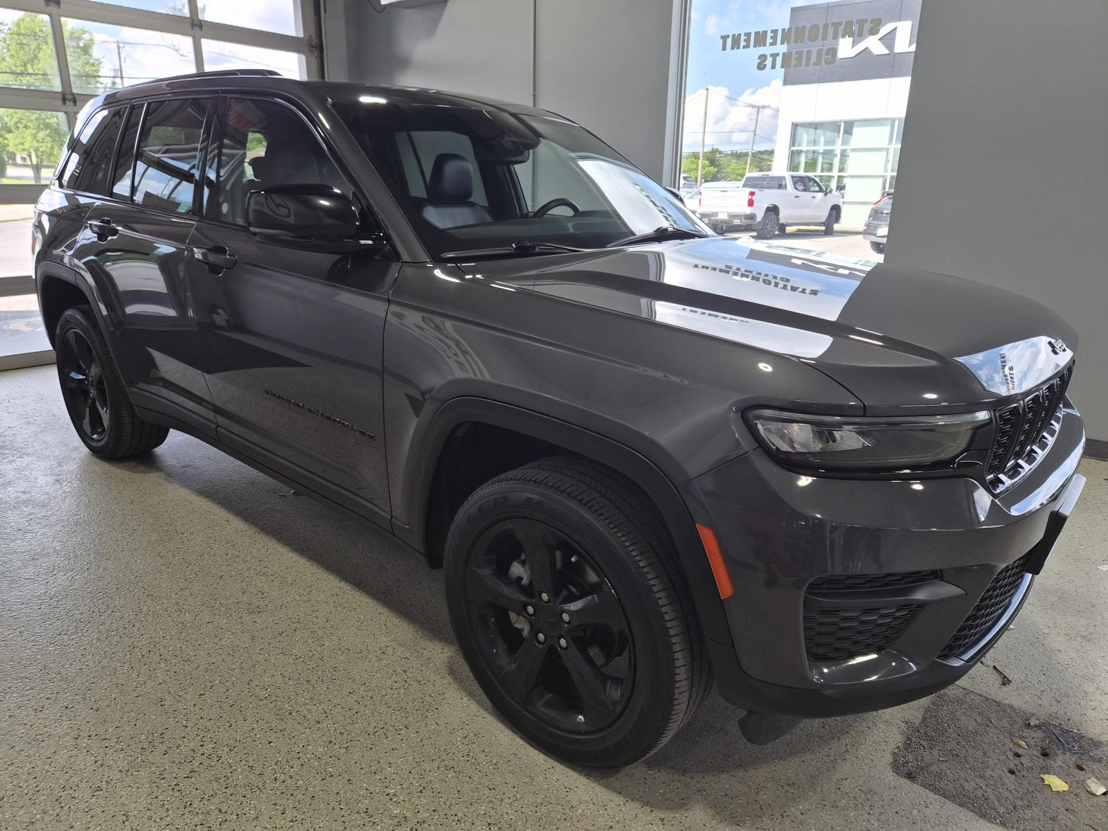 Jeep Grand Cherokee Laredo Altitude 2023 — photo 6