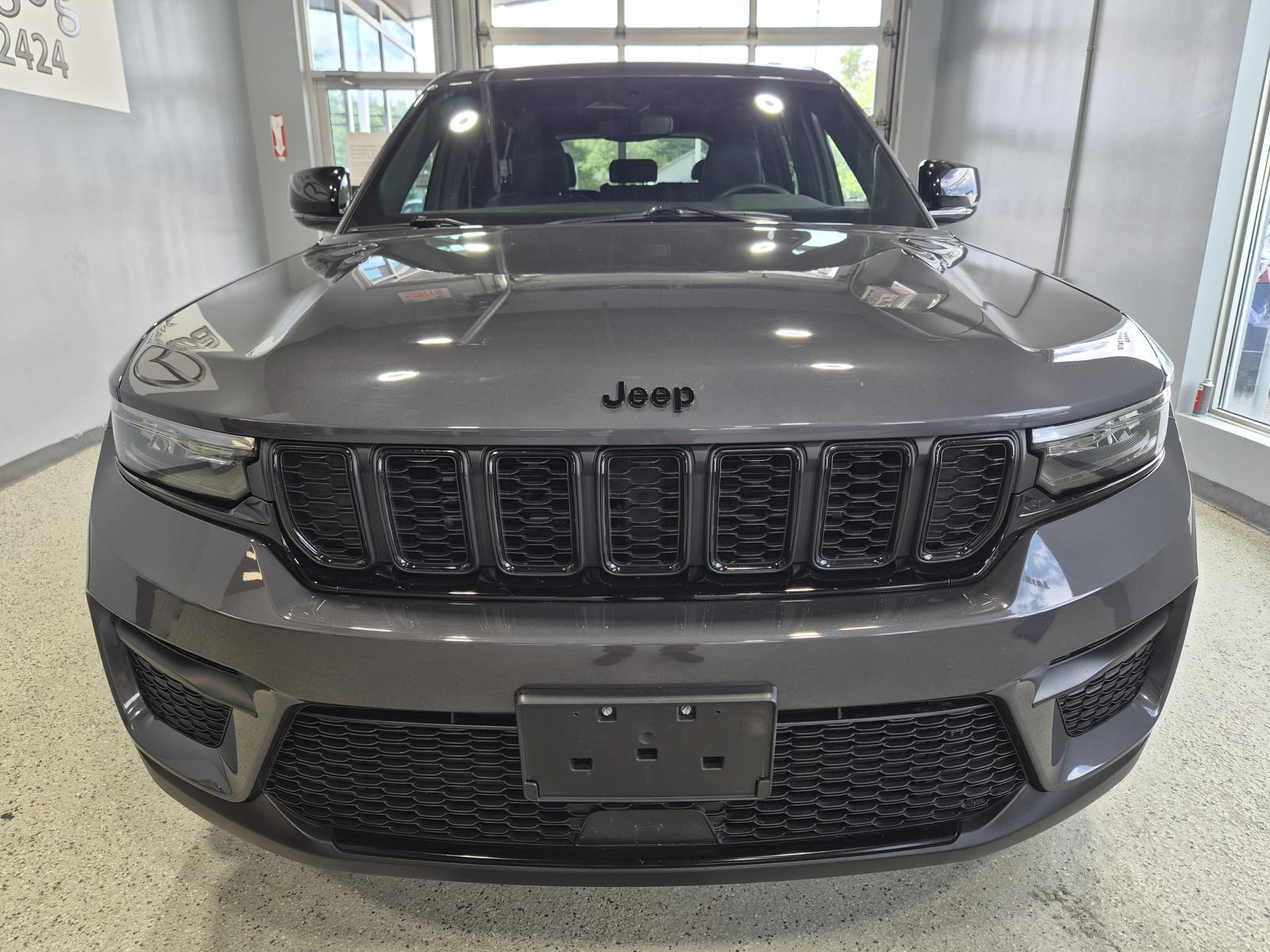 Jeep Grand Cherokee Laredo Altitude 2023 — photo 7
