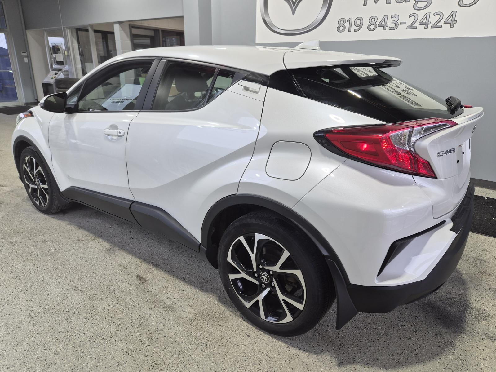 Toyota C-HR XLE Premium 2021 — photo 3