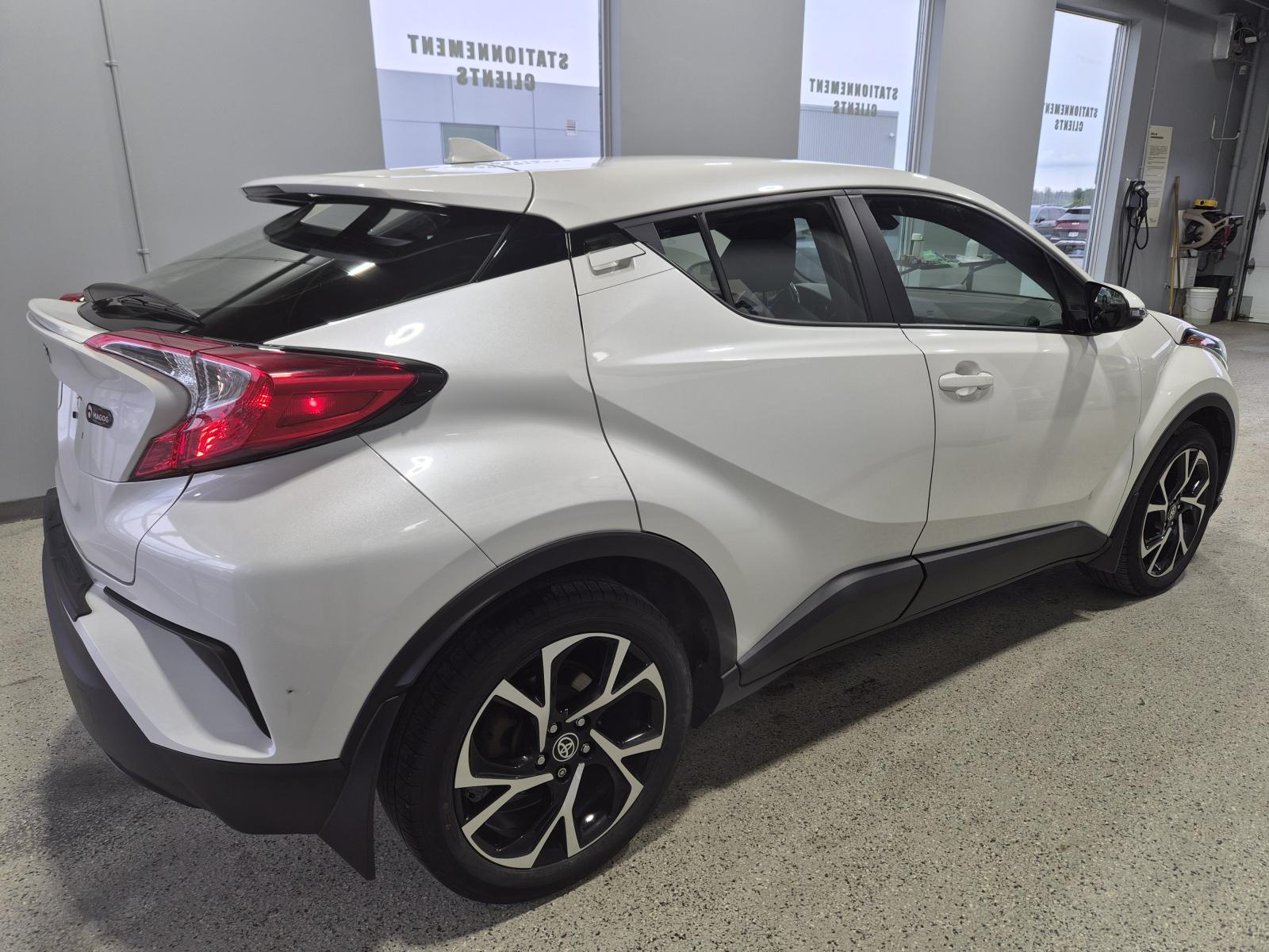 Toyota C-HR XLE Premium 2021 — photo 6