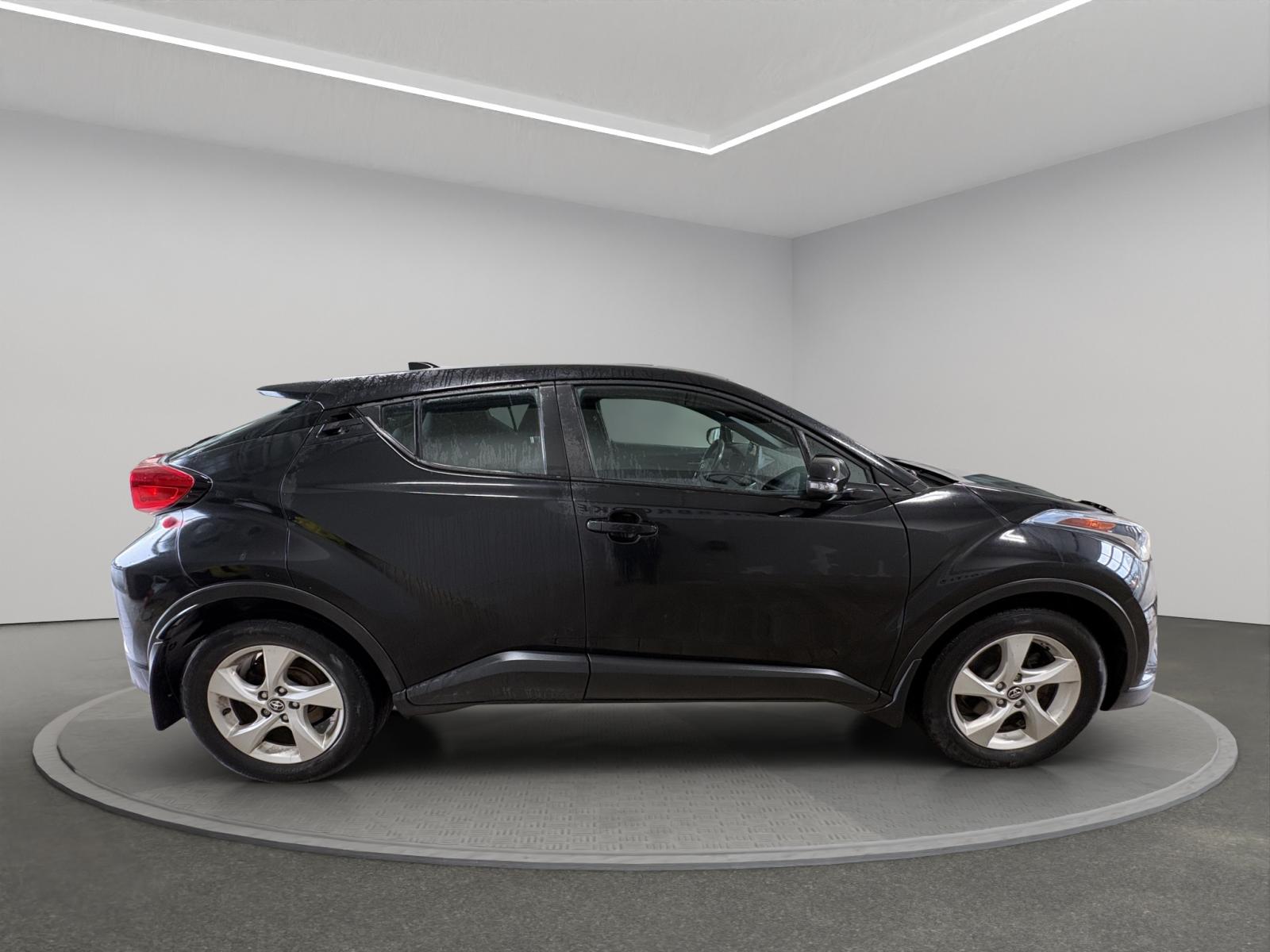 Toyota C-HR XLE 2019 — photo 7