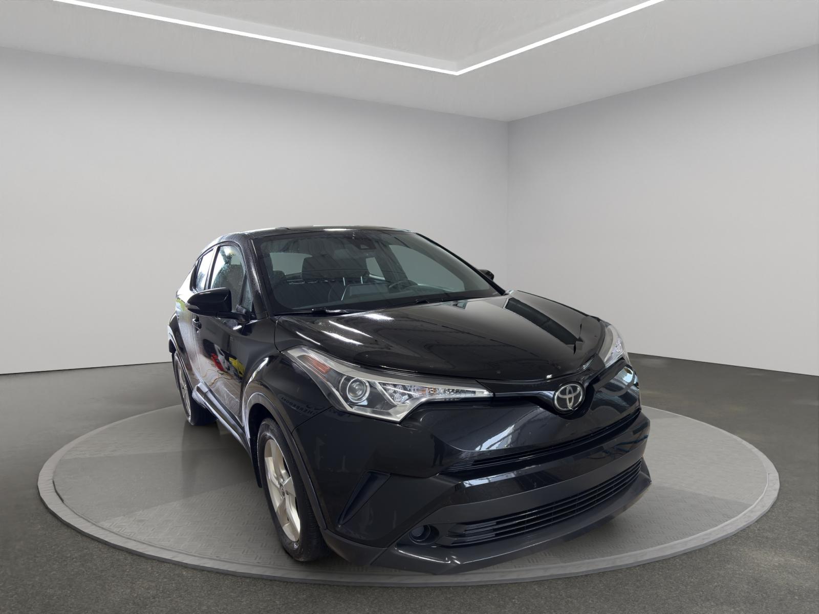 Toyota C-HR XLE 2019 — photo 8