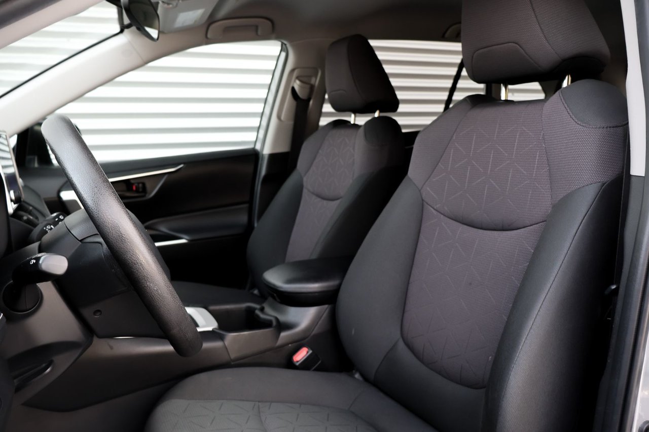 Toyota Rav4 LE 2024 — photo 3