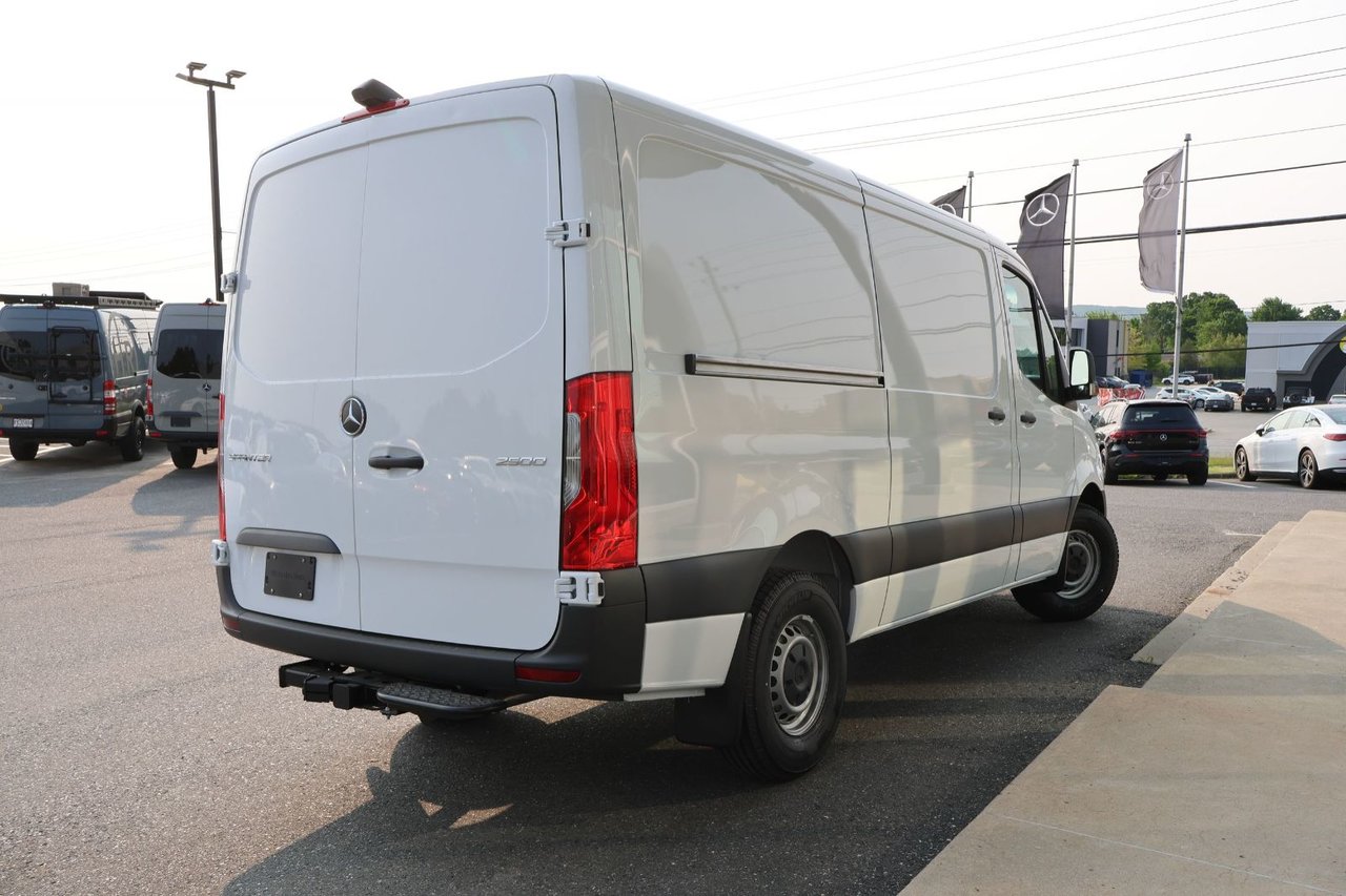 Mercedes-Benz Sprinter 2500 144 Wheelbase Standard Roof RWD 2025 — photo 5