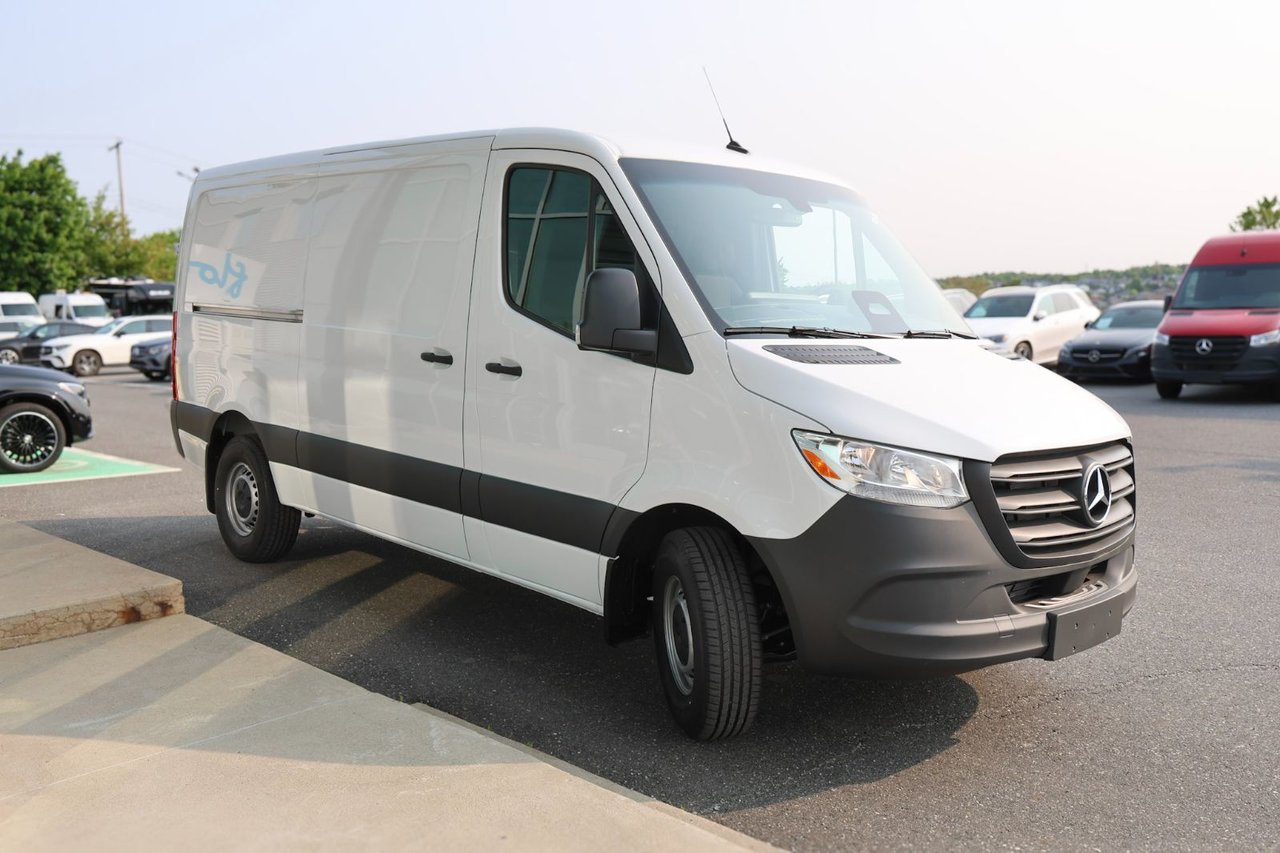 Mercedes-Benz Sprinter 2500 144 Wheelbase Standard Roof RWD 2025 — photo 6