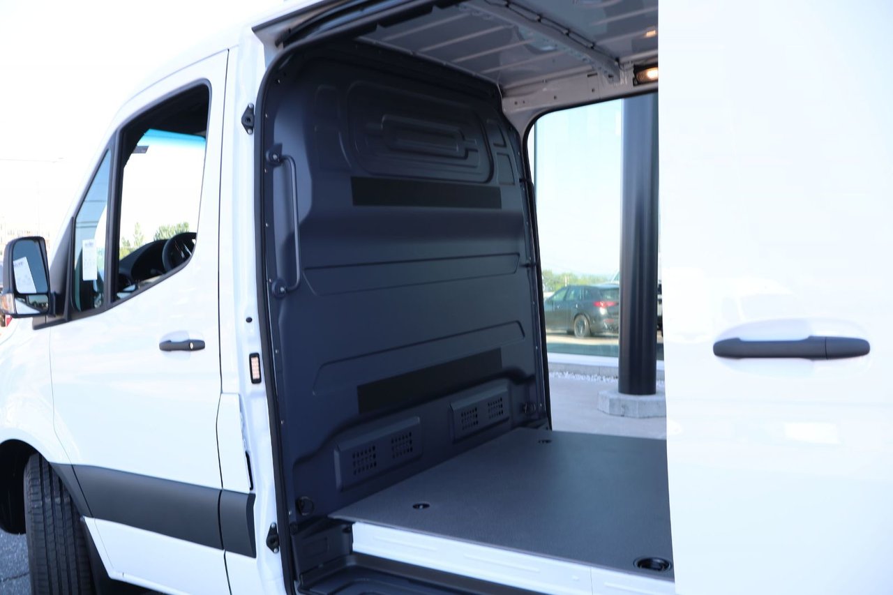 Mercedes-Benz Sprinter 2500 144 Wheelbase Standard Roof RWD 2025 — photo 4