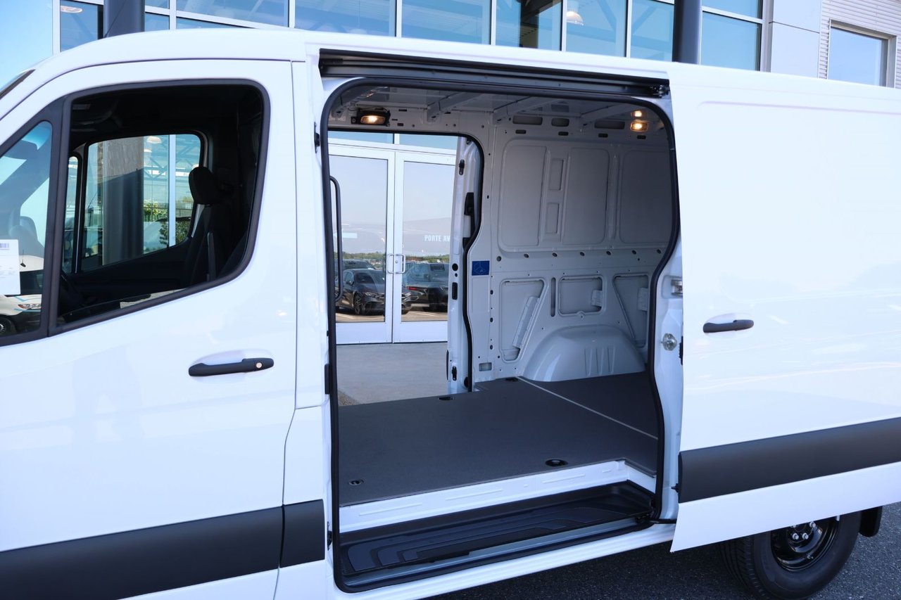 Mercedes-Benz Sprinter 2500 144 Wheelbase Standard Roof RWD 2025 — photo 5