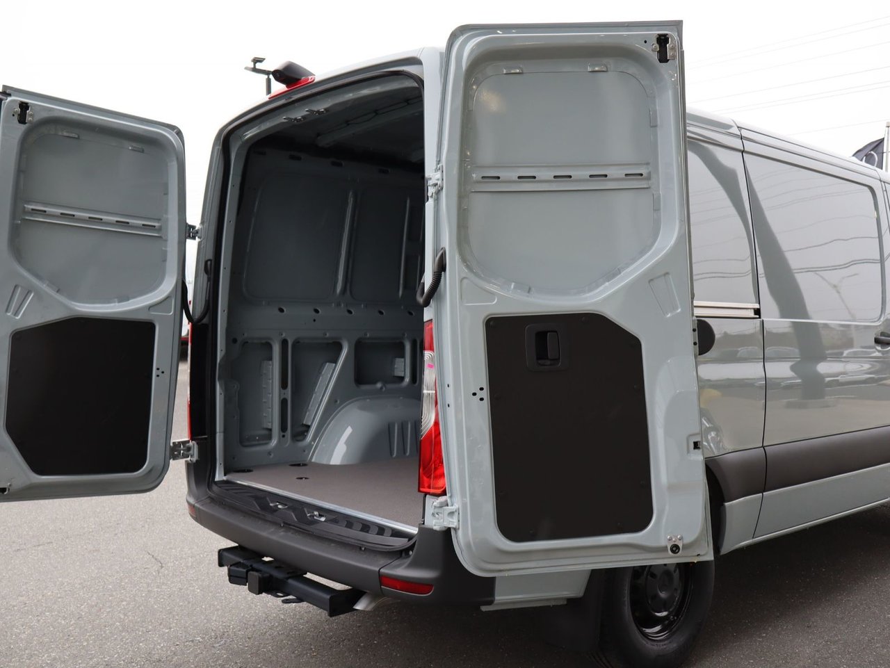 Mercedes-Benz Sprinter 2500 144 Wheelbase Standard Roof RWD 2025 — photo 4