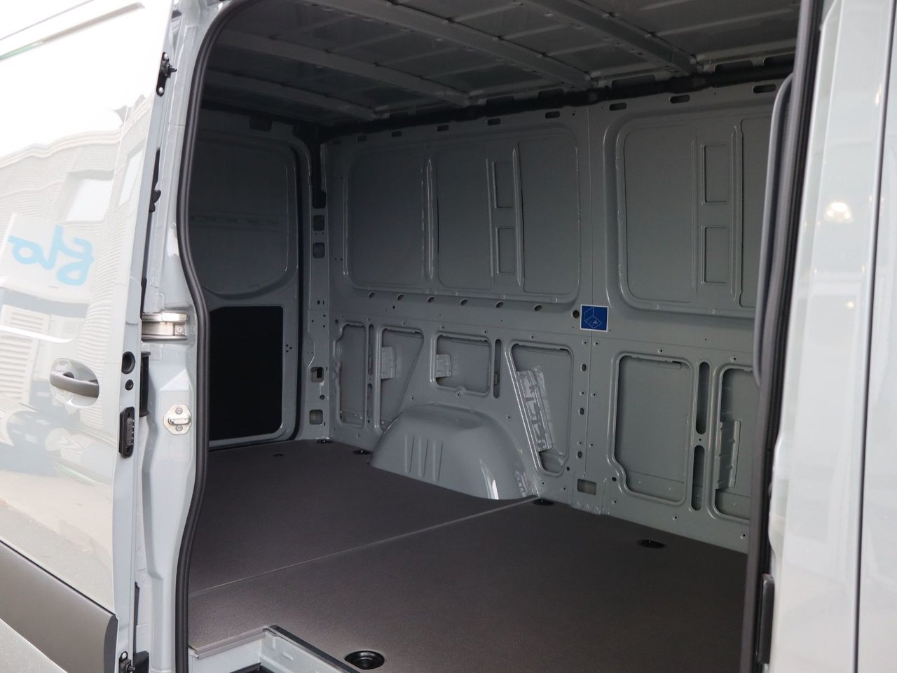 Mercedes-Benz Sprinter 2500 144 Wheelbase Standard Roof RWD 2025 — photo 5